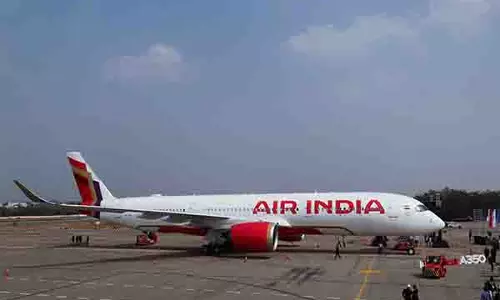 दिल्ली एयरपोर्ट पर एयर इंडिया विमान में आग, सभी यात्री सुरक्षित दिल्ली एयरपोर्ट पर एयर इंडिया विमान में आग, सभी यात्री सुरक्षित