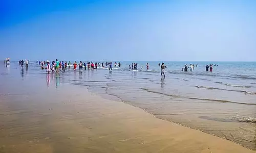 दीघा के समुद्र में डूब रहे चाचा को जिंदा बचाया गया दीघा के समुद्र में डूब रहे चाचा को जिंदा बचाया गया