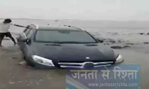 स्टंट गलत होने के बाद मर्सिडीज-बेंज फंसी समुद्र तट की रेत में, वायरल VIDEO
