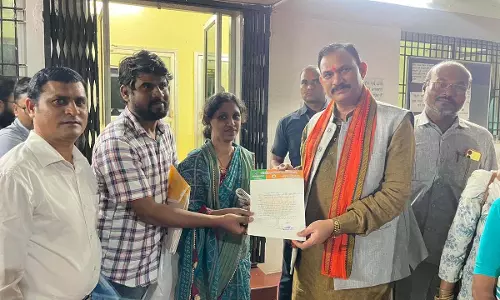 जनता से सीधे संवाद में जुटे मंत्री श्याम बिहारी जायसवाल जनता से सीधे संवाद में जुटे मंत्री श्याम बिहारी जायसवाल
