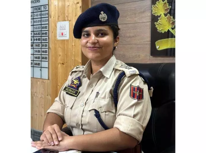 Jammu: मुस्कान का माइक से वर्दी तक का प्रेरणादायक सफर Jammu: मुस्कान का माइक से वर्दी तक का प्रेरणादायक सफर