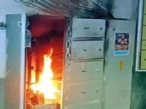 रायपुर कोर्ट के इलेक्ट्रिक बॉक्स में लगी आग को बुझाई गई रायपुर कोर्ट के इलेक्ट्रिक बॉक्स में लगी आग को बुझाई गई