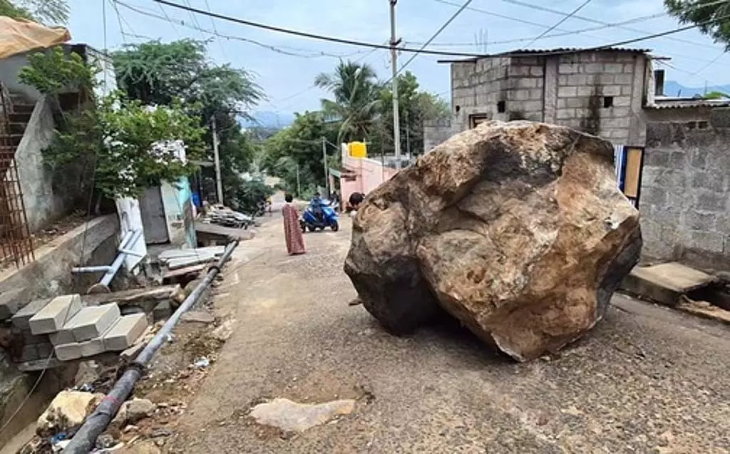 Vaniyambadi : पहाड़ी से सड़क पर विशाल चट्टान गिरने से अफरा-तफरी मच गई Vaniyambadi : पहाड़ी से सड़क पर विशाल चट्टान गिरने से अफरा-तफरी मच गई