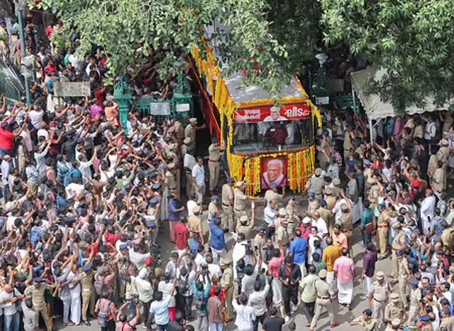 हजारों लोगों ने अच्युतानंदन को अश्रुपूर्ण श्रद्धांजलि दी: उनके गृहनगर में अंतिम संस्कार हजारों लोगों ने अच्युतानंदन को अश्रुपूर्ण श्रद्धांजलि दी: उनके गृहनगर में अंतिम संस्कार