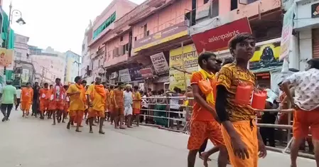 सावन शिवरात्रि पर शिवालयों में भक्तों का समागम, हर-हर महादेव के जयकारों से गूंजे मंदिर सावन शिवरात्रि पर शिवालयों में भक्तों का समागम, हर-हर महादेव के जयकारों से गूंजे मंदिर
