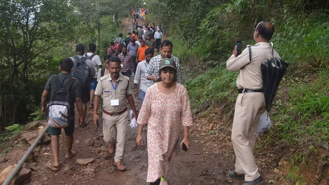 MP : पचमढ़ी की पहाड़ियां हर, हर महादेव के जयघोष से गूंज उठी MP : पचमढ़ी की पहाड़ियां हर, हर महादेव के जयघोष से गूंज उठी