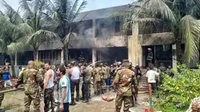 ढाका विमान हादसा: बांग्लादेश सरकार ने सड़कों पर उतरे प्रदर्शनकारियों पर की कार्रवाई, भड़की अवामी लीग ढाका विमान हादसा: बांग्लादेश सरकार ने सड़कों पर उतरे प्रदर्शनकारियों पर की कार्रवाई, भड़की अवामी लीग