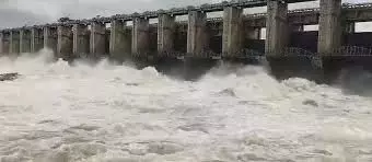 Andhra: कृष्णा नदी से समुद्र में 10,875 क्यूसेक पानी छोड़ा जा रहा Andhra: कृष्णा नदी से समुद्र में 10,875 क्यूसेक पानी छोड़ा जा रहा