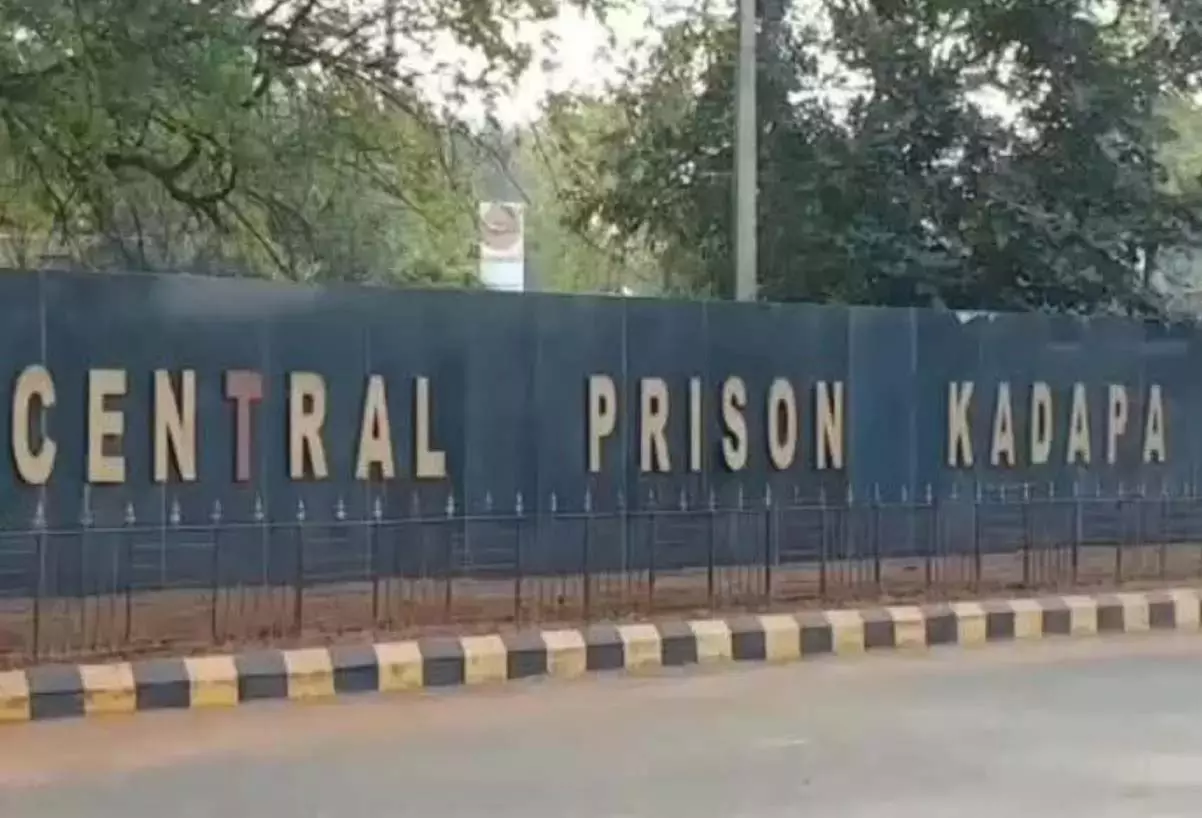 लाल चंदन तस्करों से सांठगांठ के आरोप में Kadapa जेल के पाँच अधिकारी निलंबित लाल चंदन तस्करों से सांठगांठ के आरोप में Kadapa जेल के पाँच अधिकारी निलंबित