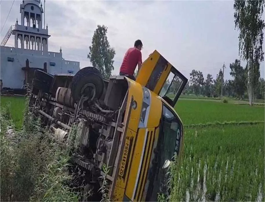 Punjab: बच्चों से भरी स्कूल बस दुर्घटनाग्रस्त, अफरा-तफरी Punjab: बच्चों से भरी स्कूल बस दुर्घटनाग्रस्त, अफरा-तफरी