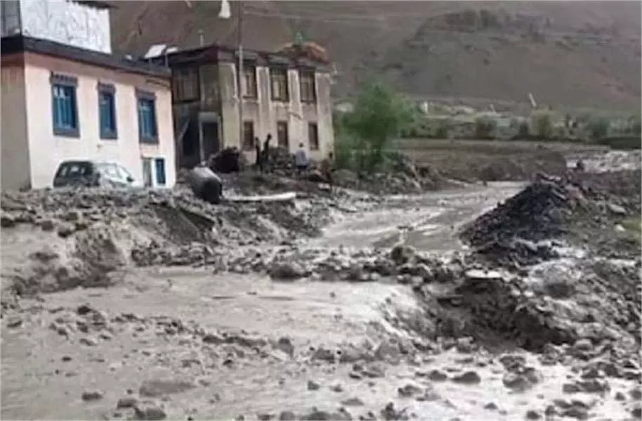 Himachal: बाढ़ ने मचाई तबाही, घरों में घुसा पानी और मलबा Himachal: बाढ़ ने मचाई तबाही, घरों में घुसा पानी और मलबा