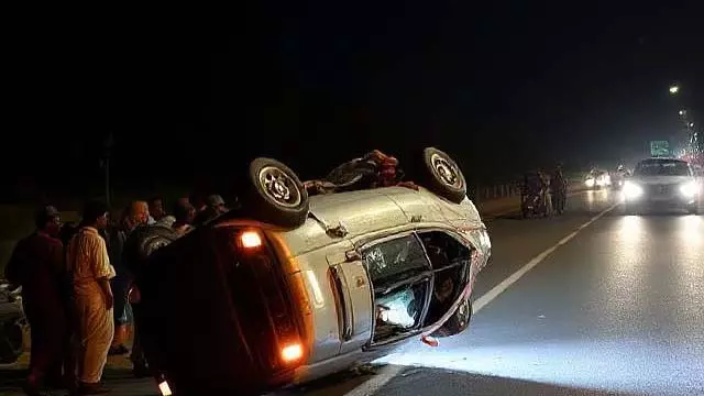 Gwalior हाईवे पर पैदल जा रहे श्रद्धालुओं को तेज रफ्तार कार ने कुचला, 4 की मौत, आधा दर्जन घायल Gwalior हाईवे पर पैदल जा रहे श्रद्धालुओं को तेज रफ्तार कार ने कुचला, 4 की मौत, आधा दर्जन घायल