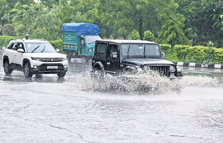 भारी बारिश ने दिल्ली में बुनियादी ढांचे की समस्या उजागर की भारी बारिश ने दिल्ली में बुनियादी ढांचे की समस्या उजागर की