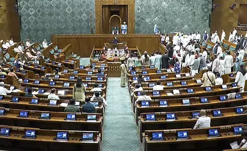 संसद तीसरे दिन भी बंद : विपक्षी दलों के हंगामे के कारण कार्यवाही स्थगित संसद तीसरे दिन भी बंद : विपक्षी दलों के हंगामे के कारण कार्यवाही स्थगित
