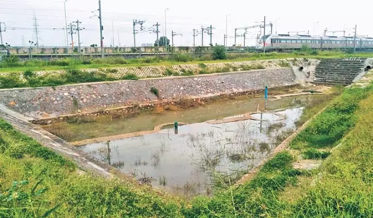 दिल्ली-मेरठ नमो भारत कॉरिडोर पर वर्षा जल संचयन के 900 गड्ढे तैयार दिल्ली-मेरठ नमो भारत कॉरिडोर पर वर्षा जल संचयन के 900 गड्ढे तैयार