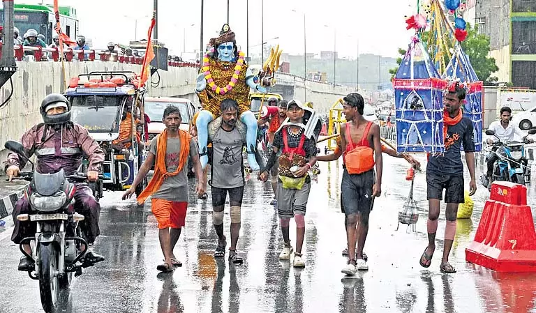 कांवड़ यात्रा की भीड़ से राजधानी की रफ्तार धीमी कांवड़ यात्रा की भीड़ से राजधानी की रफ्तार धीमी