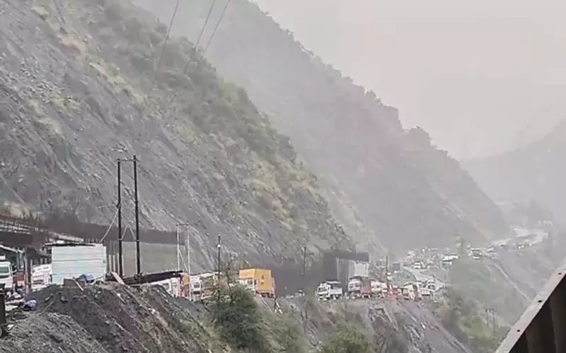 बारिश के बावजूद जम्मू-श्रीनगर राजमार्ग यातायात के लिए खुला बारिश के बावजूद जम्मू-श्रीनगर राजमार्ग यातायात के लिए खुला