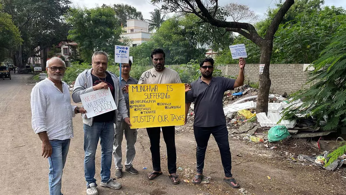 मुंधवा निवासियों ने टूटी सड़कों और खराब सुविधाओं के खिलाफ प्रदर्शन किया; PMC से कार्रवाई की मांग मुंधवा निवासियों ने टूटी सड़कों और खराब सुविधाओं के खिलाफ प्रदर्शन किया; PMC से कार्रवाई की मांग