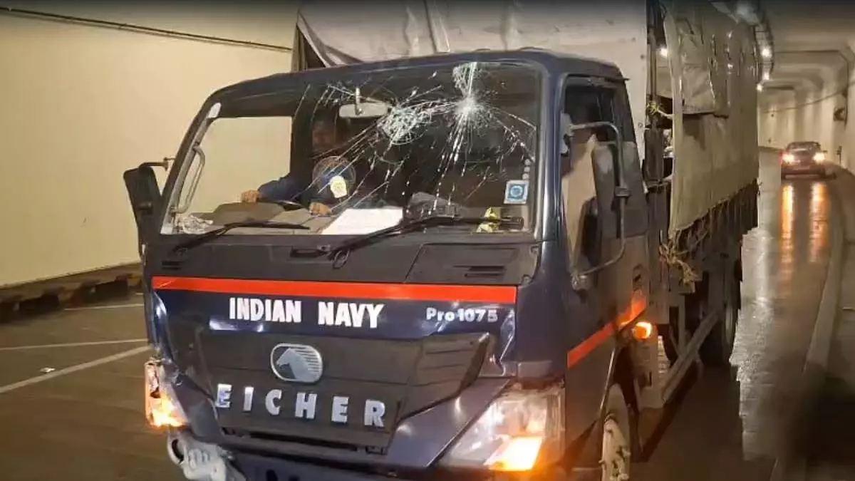 मुंबई तटीय सड़क सुरंग दुर्घटना: भारतीय नौसेना का ट्रक क्षतिग्रस्त मुंबई तटीय सड़क सुरंग दुर्घटना: भारतीय नौसेना का ट्रक क्षतिग्रस्त