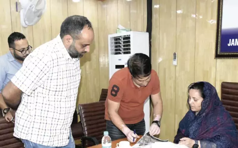 सकीना इटू ने कुलगाम में ब्राज़लू पुल के निर्माण कार्य की प्रगति की समीक्षा की सकीना इटू ने कुलगाम में ब्राज़लू पुल के निर्माण कार्य की प्रगति की समीक्षा की