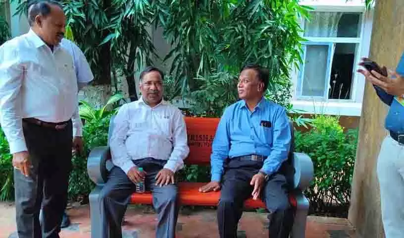 मेमोरियल ट्रस्ट ने मरीजों की सुविधा के लिए NIMS को 30 सीमेंट बेंच दान किए मेमोरियल ट्रस्ट ने मरीजों की सुविधा के लिए NIMS को 30 सीमेंट बेंच दान किए