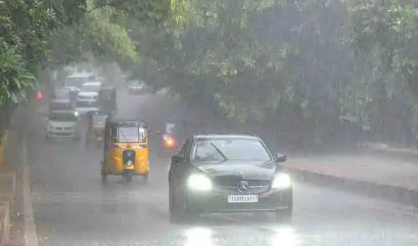 Karimnagar में भारी बारिश, मनैर नदी में अस्थायी सड़क बह गई Karimnagar में भारी बारिश, मनैर नदी में अस्थायी सड़क बह गई