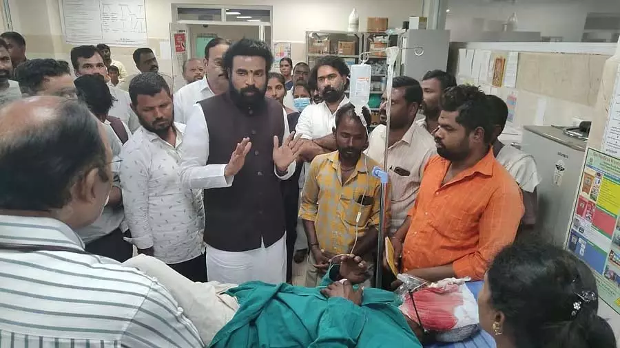 भालू ने चरवाहे पर हमला किया: गंभीर रूप से घायल भालू ने चरवाहे पर हमला किया: गंभीर रूप से घायल