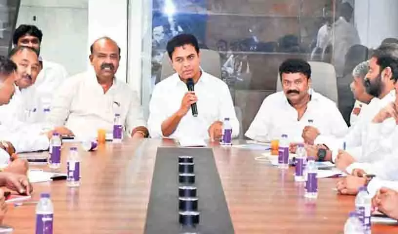 कांग्रेस पिछड़े वर्गों को 42 प्रतिशत आरक्षण के वादे पर धोखा दे रही: KTR कांग्रेस पिछड़े वर्गों को 42 प्रतिशत आरक्षण के वादे पर धोखा दे रही: KTR