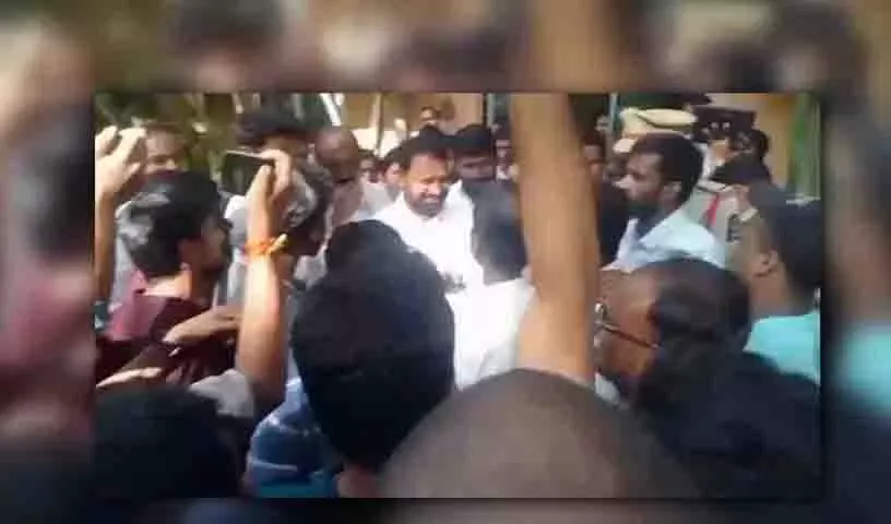 बेरोजगार युवाओं ने जॉब कैलेंडर में देरी को लेकर कांग्रेस MLC अद्दांकी दयाकर से बात की बेरोजगार युवाओं ने जॉब कैलेंडर में देरी को लेकर कांग्रेस MLC अद्दांकी दयाकर से बात की