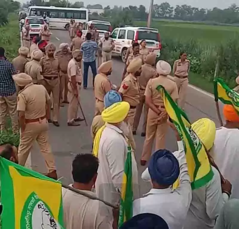 Jahlan village में भूमि विवाद के बीच पुलिस ने किसानों और कार्यकर्ताओं को हिरासत में लिया Jahlan village में भूमि विवाद के बीच पुलिस ने किसानों और कार्यकर्ताओं को हिरासत में लिया