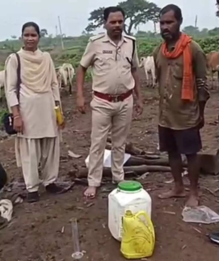 24 बल्क लीटर अवैध शराब और महुआ लाहन जब्त 24 बल्क लीटर अवैध शराब और महुआ लाहन जब्त