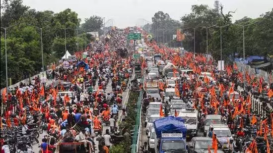कांवड़ यात्रा की भीड़ के कारण दिल्ली में भारी यातायात जाम कांवड़ यात्रा की भीड़ के कारण दिल्ली में भारी यातायात जाम