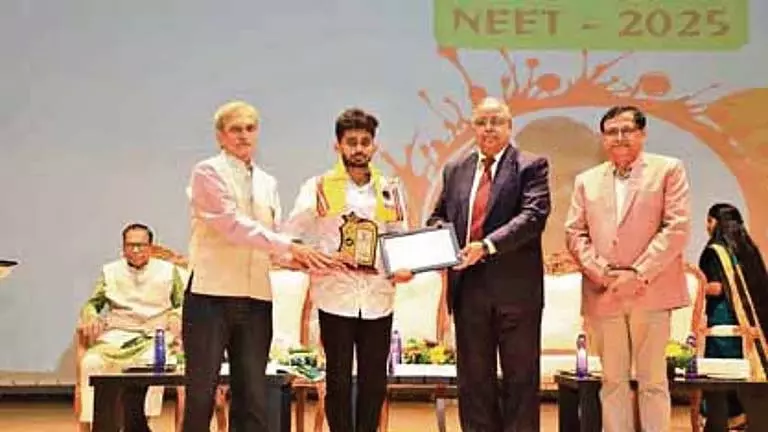 युवोदय द्वारा NEET-JEE उत्तीर्ण करने वाले छात्रों को सम्मानित किया गया युवोदय द्वारा NEET-JEE उत्तीर्ण करने वाले छात्रों को सम्मानित किया गया