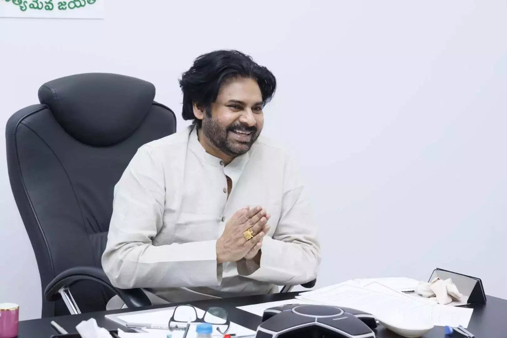 Pawan ने आंध्र में फिल्म इंफ्रास्ट्रक्चर को बढ़ावा देने का आह्वान किया Pawan ने आंध्र में फिल्म इंफ्रास्ट्रक्चर को बढ़ावा देने का आह्वान किया