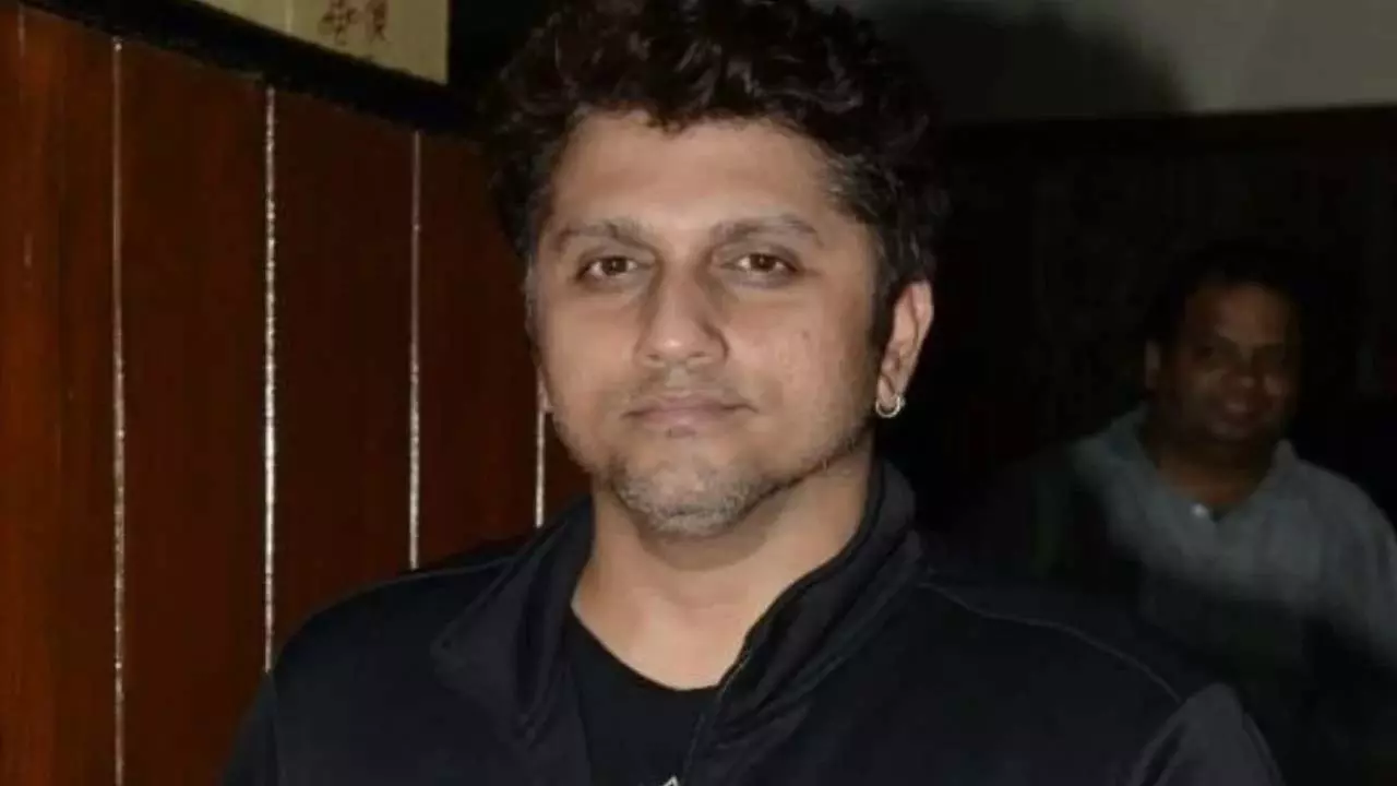Mohit Suri ने महेश भट्ट से बात करते हुए रोते हुए बताया Mohit Suri ने महेश भट्ट से बात करते हुए रोते हुए बताया