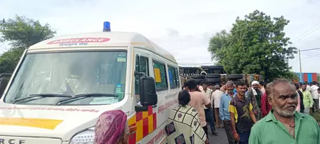 ट्रक और बस की टक्कर में दो की मौत, 25 गंभीर रूप से घायल ट्रक और बस की टक्कर में दो की मौत, 25 गंभीर रूप से घायल