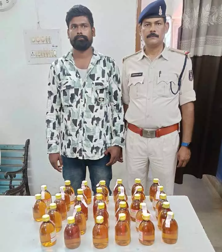 आरा मील के पास शराब बेचते कोचिया गिरफ्तार आरा मील के पास शराब बेचते कोचिया गिरफ्तार