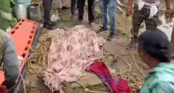 चाचा-भतीजे की मौत, कुएं से शव को निकाला गया चाचा-भतीजे की मौत, कुएं से शव को निकाला गया