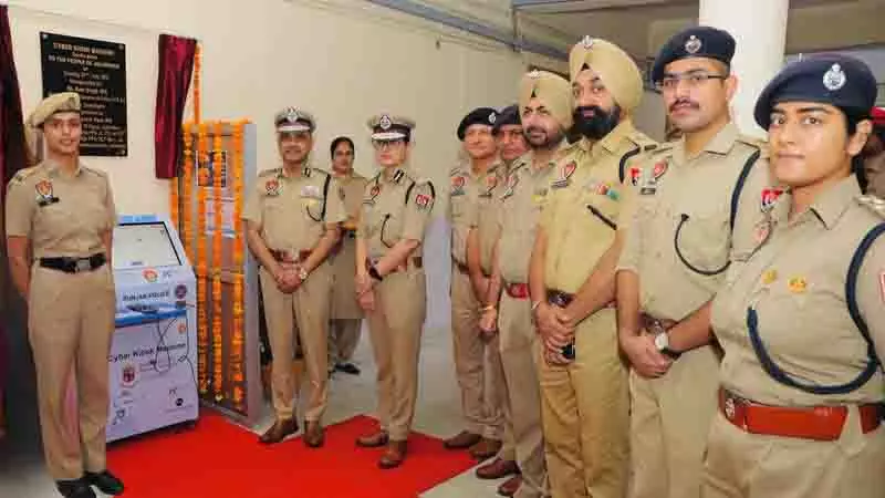 Jalandhar के पुलिस आयुक्त कार्यालय में साइबर कियोस्क का उद्घाटन Jalandhar के पुलिस आयुक्त कार्यालय में साइबर कियोस्क का उद्घाटन