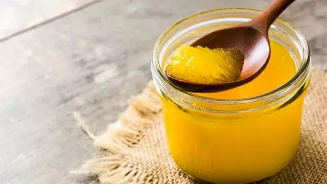 रोज़ाना की ये 6 गलतियाँ आपके घी के फायदे को बना सकती हैं नुकसानदायक रोज़ाना की ये 6 गलतियाँ आपके घी के फायदे को बना सकती हैं नुकसानदायक