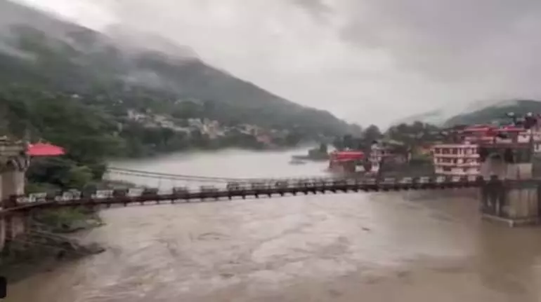 Himachal Pradesh में बादल फटने, बाढ़ और भूस्खलन से 135 लोगों की मौत Himachal Pradesh में बादल फटने, बाढ़ और भूस्खलन से 135 लोगों की मौत