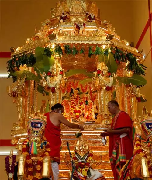 श्री भ्रमरम्बा मल्लिकार्जुन स्वामी वार के लिए एक भव्य स्वर्ण रथ उत्सव का आयोजन किया श्री भ्रमरम्बा मल्लिकार्जुन स्वामी वार के लिए एक भव्य स्वर्ण रथ उत्सव का आयोजन किया