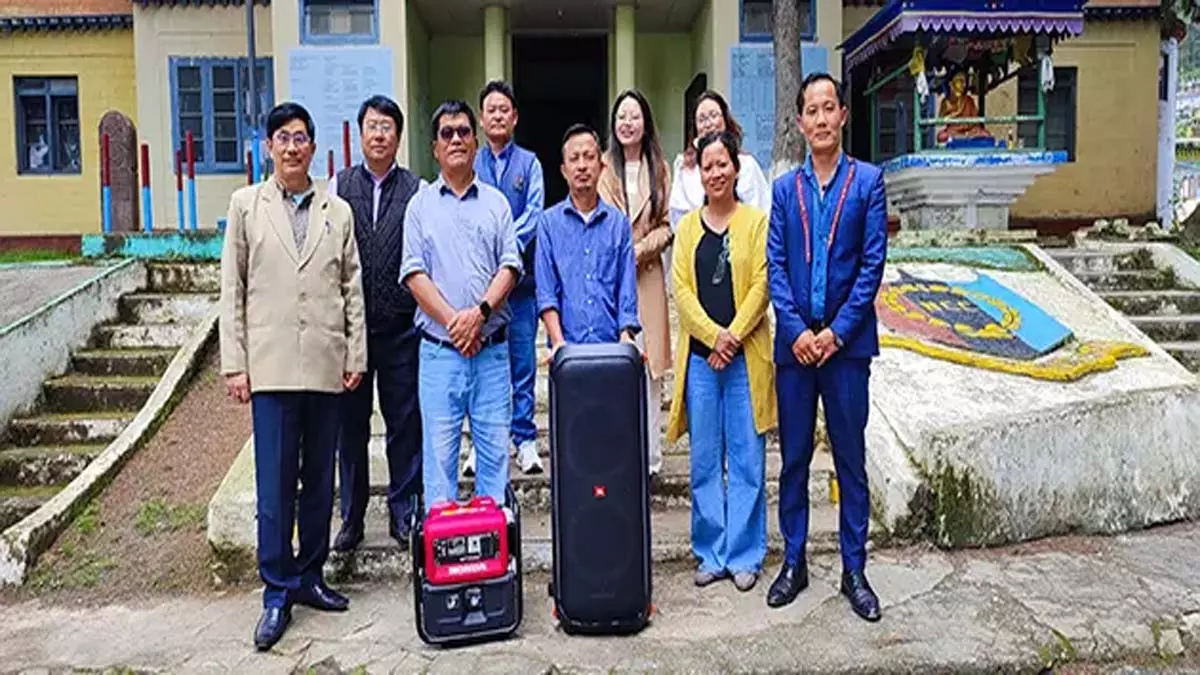बोमडिला विधायक ने अपनी मातृ संस्था को दान दिया बोमडिला विधायक ने अपनी मातृ संस्था को दान दिया