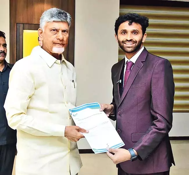 युवा व्यवसायी बनने वाले सात्विक मुरारी ने मुख्यमंत्री नायडू से मुलाकात की युवा व्यवसायी बनने वाले सात्विक मुरारी ने मुख्यमंत्री नायडू से मुलाकात की