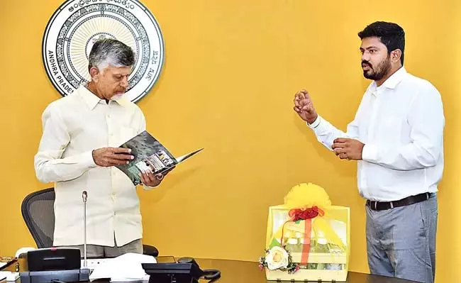 नारियल व्यवसाय: मुख्यमंत्री ने कोको मुंज विकास को बधाई दी नारियल व्यवसाय: मुख्यमंत्री ने कोको मुंज विकास को बधाई दी