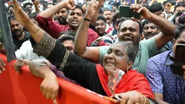 Kerala: वीएस की अंतिम यात्रा पर उन्हें भावभीनी श्रद्धांजलि दी गई; लाल सलाम कॉमरेड Kerala: वीएस की अंतिम यात्रा पर उन्हें भावभीनी श्रद्धांजलि दी गई; लाल सलाम कॉमरेड