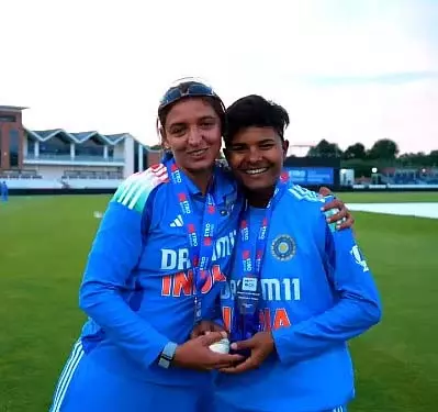 क्रांति गौड़ को इंग्लैंड पर भारत की जीत में 6 विकेट लेने के बाद कप्तान से प्लेयर ऑफ द मैच का पुरस्कार मिला क्रांति गौड़ को इंग्लैंड पर भारत की जीत में 6 विकेट लेने के बाद कप्तान से प्लेयर ऑफ द मैच का पुरस्कार मिला