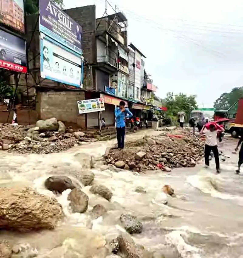 Shahpur में भूस्खलन से राजमार्ग अवरुद्ध, दुकानें क्षतिग्रस्त, विधायक ने राहत की मांग की Shahpur में भूस्खलन से राजमार्ग अवरुद्ध, दुकानें क्षतिग्रस्त, विधायक ने राहत की मांग की