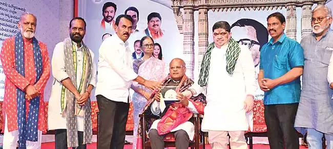 हम टैंकबंड पर दशरथी की प्रतिमा स्थापित करेंगे: Minister Jupally हम टैंकबंड पर दशरथी की प्रतिमा स्थापित करेंगे: Minister Jupally