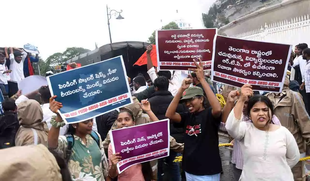 Hyderabad: शिक्षा क्षेत्र में लंबित मुद्दों को लेकर छात्रों के विरोध प्रदर्शन से सचिवालय में तनाव बढ़ा Hyderabad: शिक्षा क्षेत्र में लंबित मुद्दों को लेकर छात्रों के विरोध प्रदर्शन से सचिवालय में तनाव बढ़ा